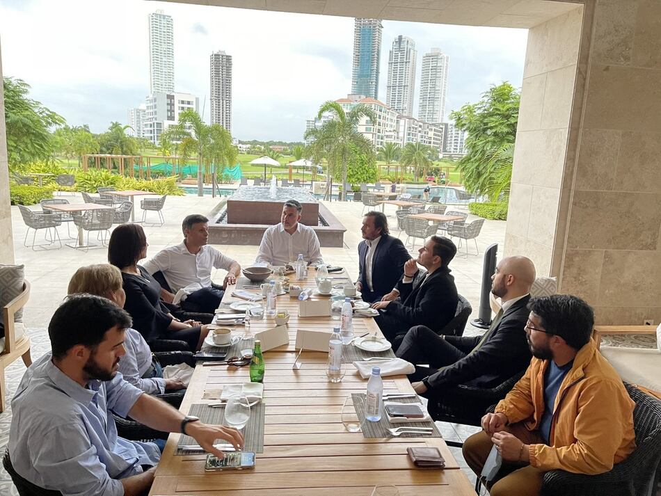 Leopoldo López se reúne con diputados panameños; efectuó visita relámpago a la ciudad de Panamá