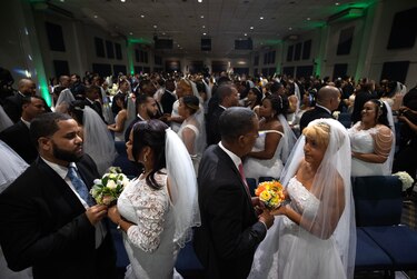 Una ceremonia multitudinaria consagra a 78 parejas en matrimonio