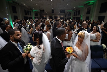 Una ceremonia multitudinaria consagra a 78 parejas en matrimonio