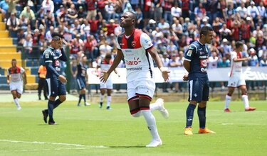 Abdiel Arroyo marca en el triunfo del Alajuelense