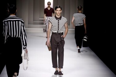 Dolce & Gabbana recuperan los años 50 en su colección para hombre en la pasarela de Milán