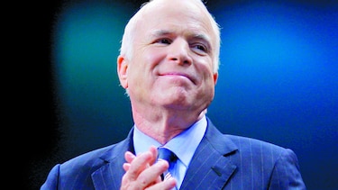‘Volveré pronto’, dice el senador John McCain
