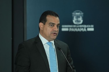 Ministro Carles habla de política en rendición de cuentas