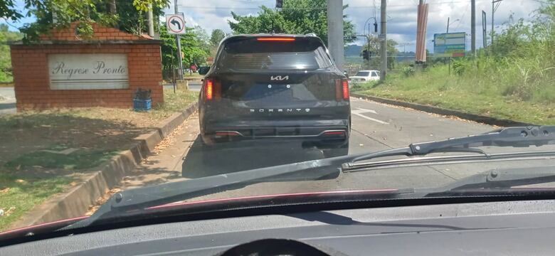 Fábrega intenta sacudirse de la crisis de las placas en el distrito capital