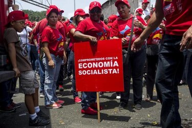 Oficialistas y opositores se concentran para marchar en Venezuela