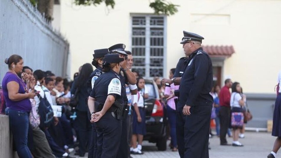 Estudiantes de nivel premedia del Instituto Nacional retornan a clases