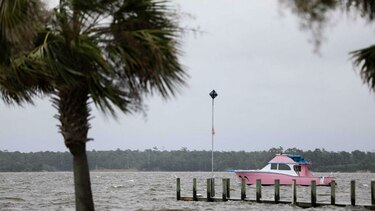 Vientos y lluvia del huracán Florence comienzan a azotar a ambas Carolinas