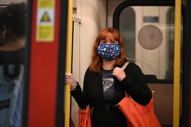 Reino Unido relajará las normas de autoaislamiento pese a el alza de los casos de la Covid-19