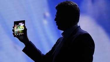 Samsung muestra teléfono con pantalla que se dobla como un libro