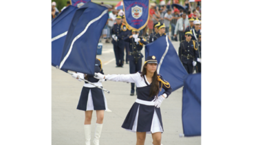 Delegaciones estudiantiles rinden honor a la patria
