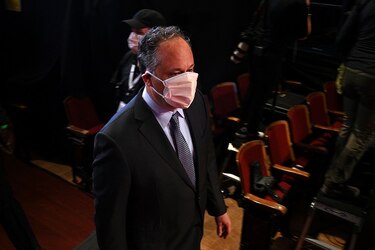Esposo de vicepresidenta de Estados Unidos evacuado de un colegio tras amenaza de bomba