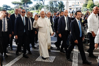 El papa llega caminando al hospital donde será operado