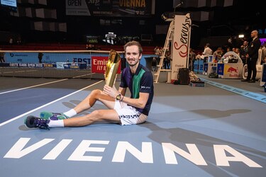Medvedev gana el título en Viena y un billete a las Finales ATP