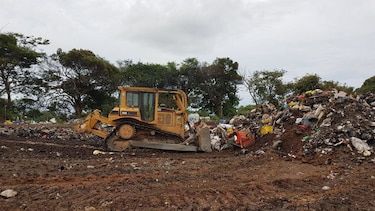 Realizan saneamiento del vertedero de Los Santos
