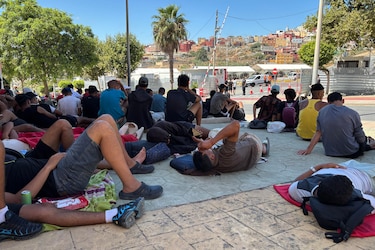 Miles de migrantes siguen en las calles de Ceuta tres semanas después de la entrada masiva