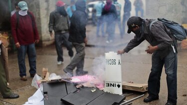 Padres de 43 desaparecidos en México destruyen urnas electorales