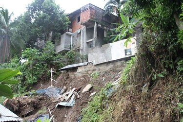 San Miguelito: tres casas afectadas por deslizamientos de tierra