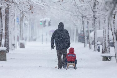 Media Europa colapsada por la nieve: cientos de vuelos cancelados y atascos kilométricos