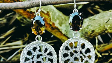 Exposición de joyas, con toques azuerenses