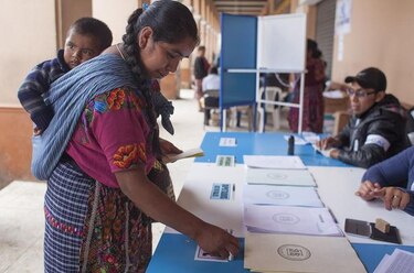 Guatemala: La mitad de aptos para votar emiten sufragio