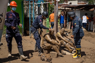 Venezuela suma 43 muertos por deslave en la zona central