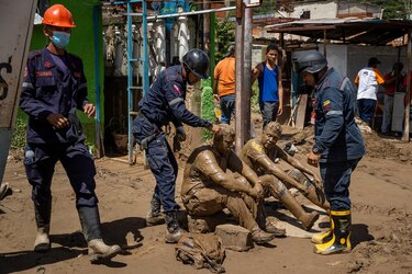 Venezuela suma 43 muertos por deslave en la zona central