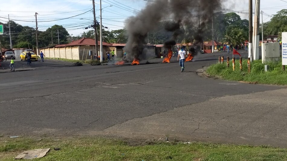 Disturbios en 4 Altos de Colón: lanzan gases lacrimógenos para despejar el área