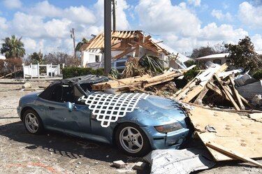 Donald Trump sobrevuela algunas comunidades devastadas en Florida