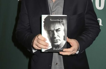 Baldwin se queja de editorial por errores en su libro
