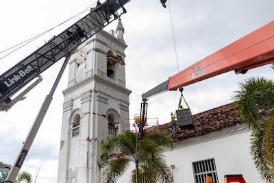 Iglesia de San Atanasio, en La Villa: retiran piezas en riesgo tras el terremoto