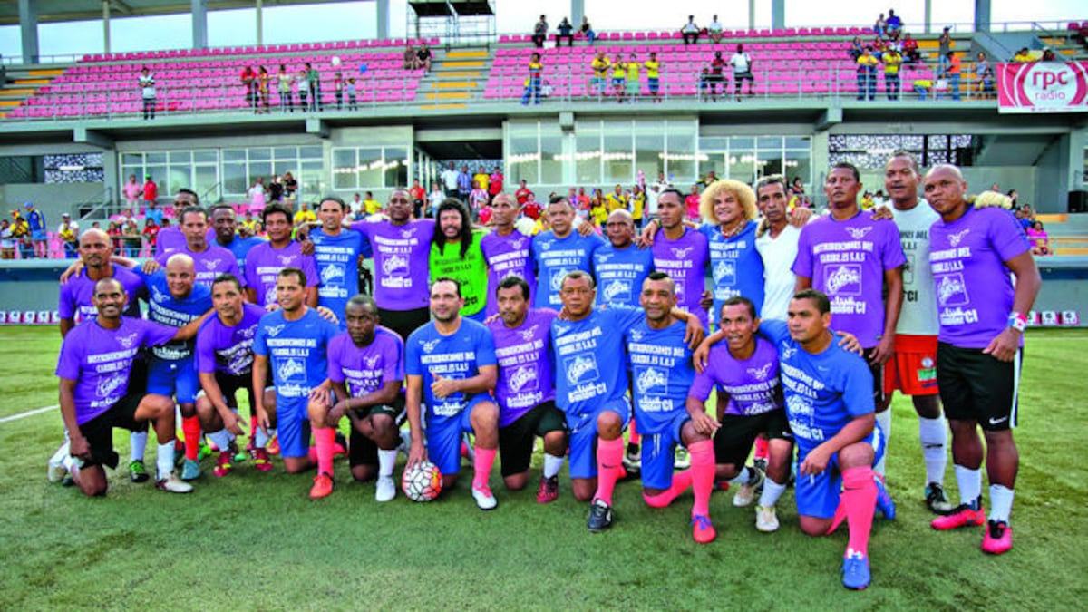 Arriba, los dos equipos se unieron en uno para la foto del recuerdo, abajo, Carlos Valderrama y René Higuita, dos de los futbolistas emblemáticos de Colombia.