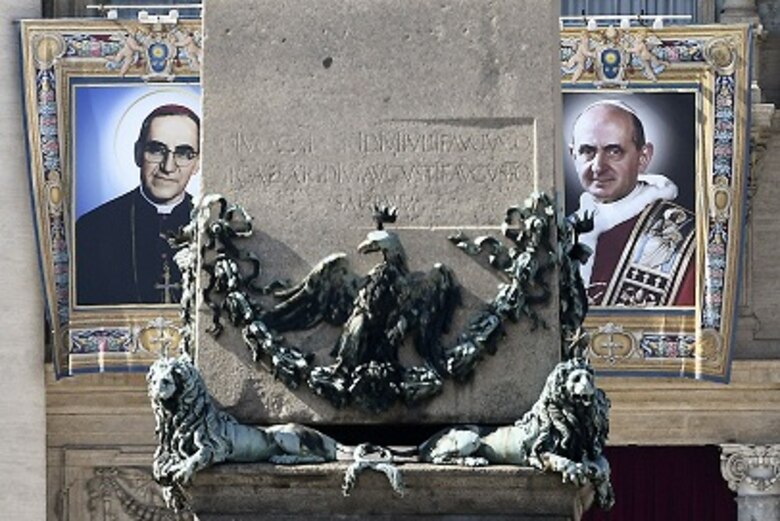 Salvadoreños celebran canonización de monseñor Romero