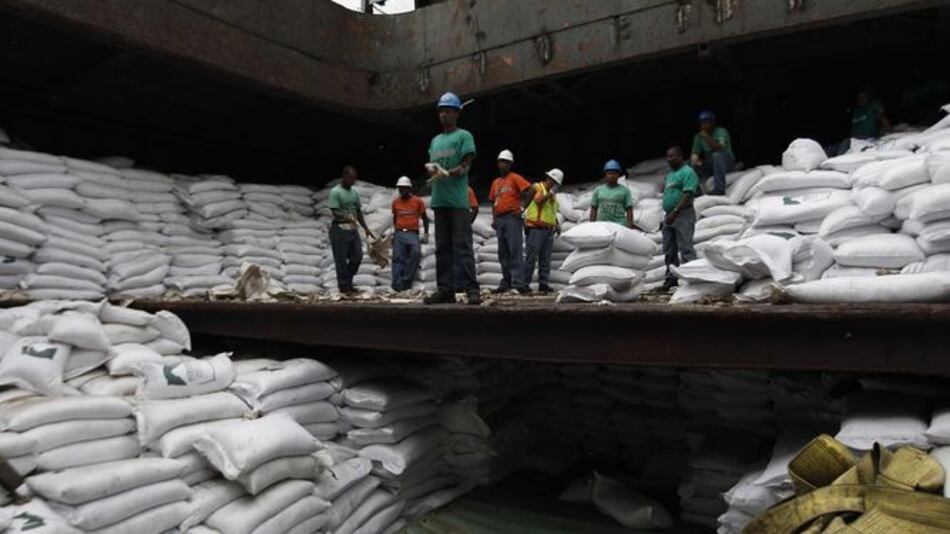 Comienzan a trasladar la azúcar decomisada del barco Chong Chon Gang