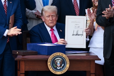 Trump rubrica su ley de recorte fiscal y presupuestario y dice que es su ‘mayor victoria’