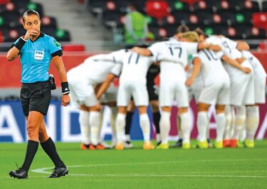 Brasileña hace historia al arbitrar en Mundial de Clubes