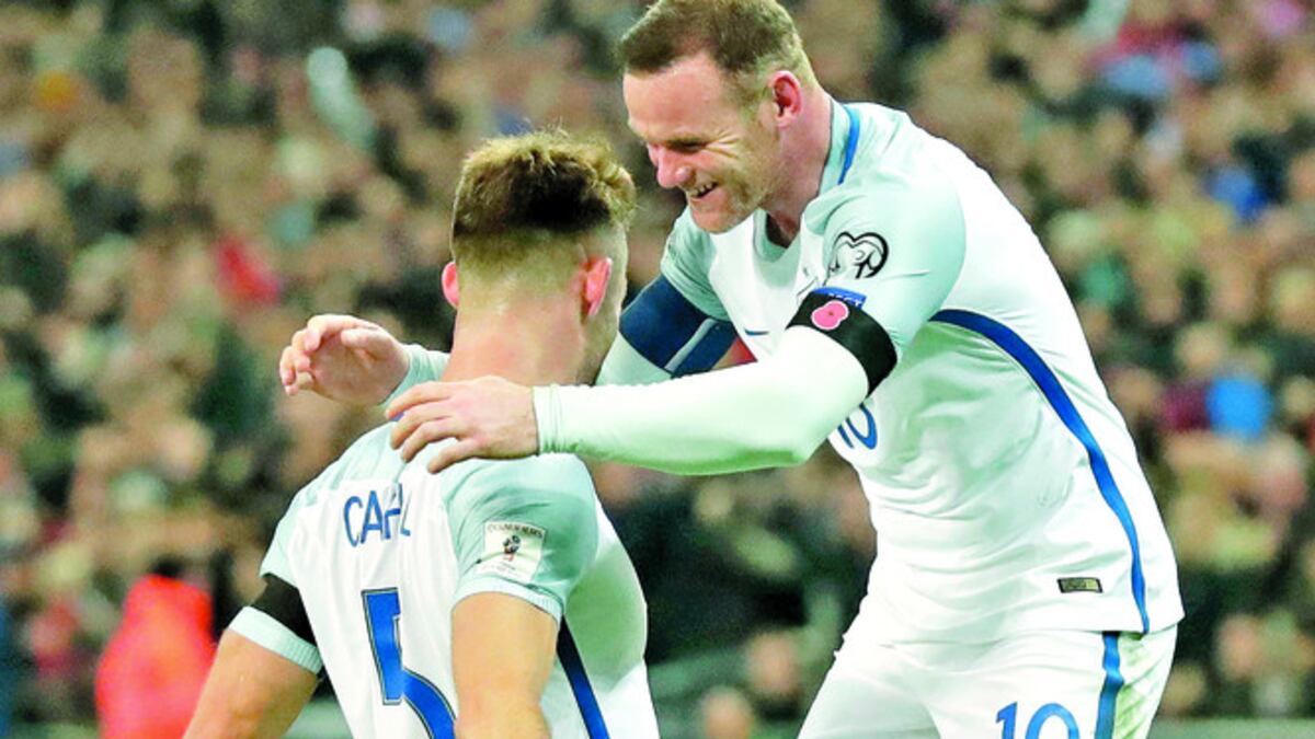 Gary Cahill (Izq.) festeja con Wayne Rooney la victoria en el estadio de Wembley.