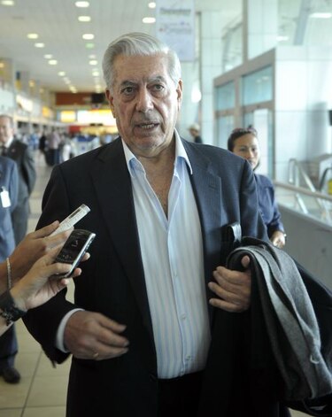 Nobel de Literatura Vargas Llosa anuncia nuevas obras en Chile