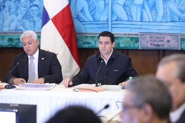 Carrizo hizo un alto a su campaña este lunes y presidió una reunión de Gabinete