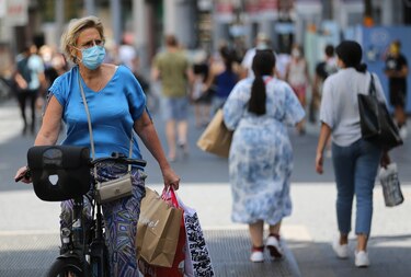 La ola de calor en Europa pone a prueba la prevención del coronavirus que sigue azotando a Brasil
