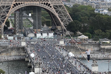 Equilibrista cruza el río Sena en París desde la Torre Eiffel hasta el Teatro de Chaillot