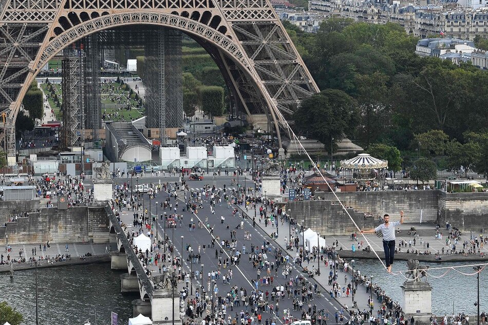 Equilibrista cruza el río Sena en París desde la Torre Eiffel hasta el Teatro de Chaillot