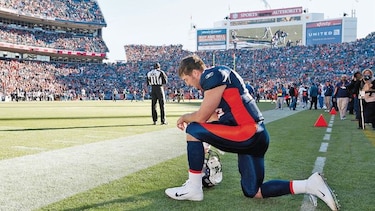 Obligan a jugadores de la NFL a mantenerse de pie o en vestuario durante el himno
