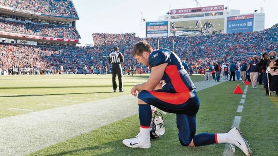 Obligan a jugadores de la NFL a mantenerse de pie o en vestuario durante el himno