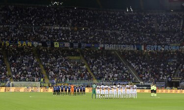 Barcelona regala una victoria a su enlutada ciudad