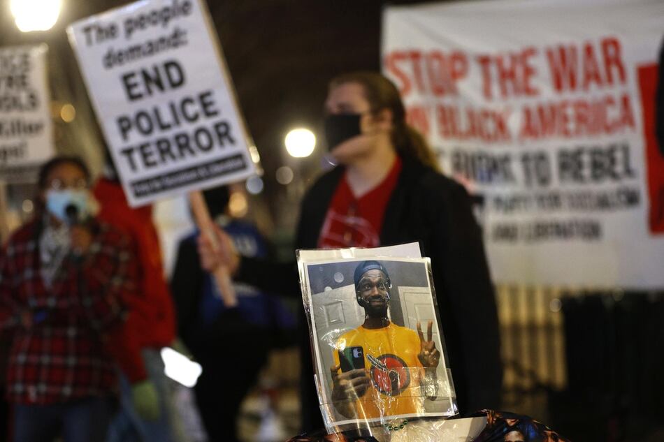 Decenas protestan frente a la Casa Blanca por muerte de joven afroamericano