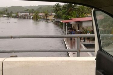 Varias viviendas inundadas por desbordamiento de río en Colón