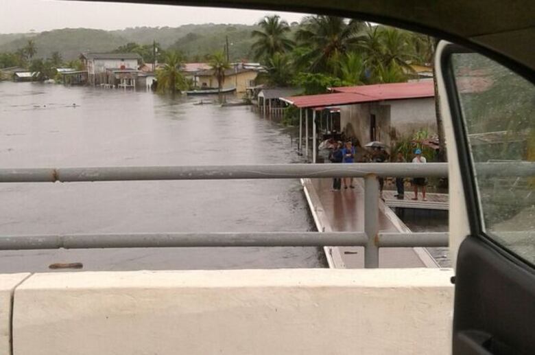 Varias viviendas inundadas por desbordamiento de río en Colón