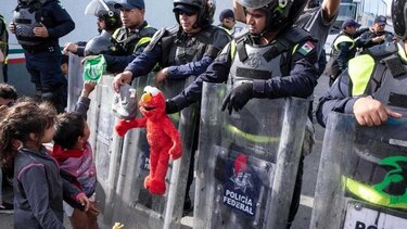 Caravana migrante muda parcialmente su campamento