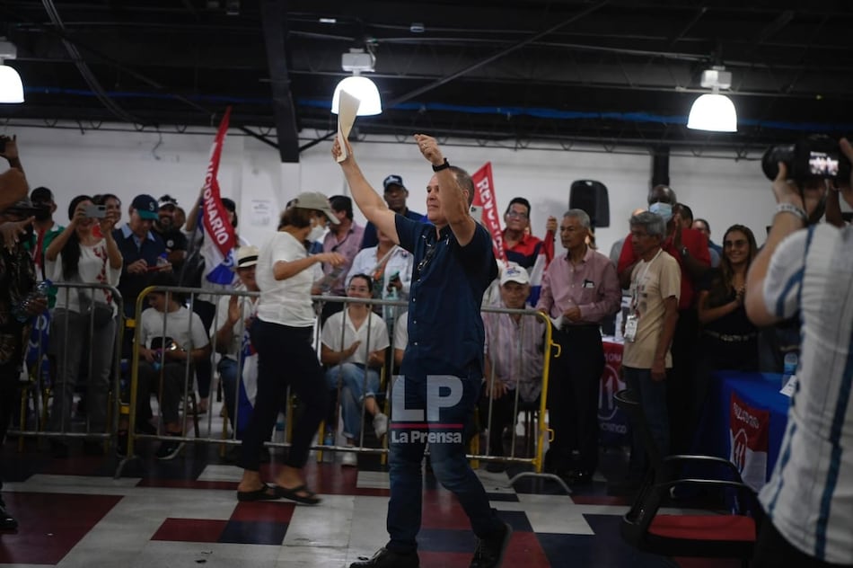 Pedro Miguel González se postula como precandidato presidencial del PRD