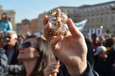 Papa Francisco bendice las estatuillas del Niño Jesús para los pesebres
